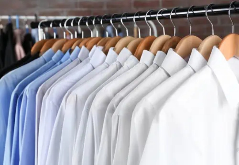 我可以在吊扇下晾干衣服吗？（终极指南）
